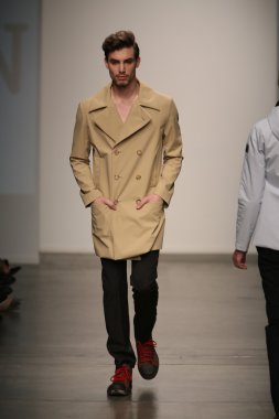 model jungwon gösteri pist yürür