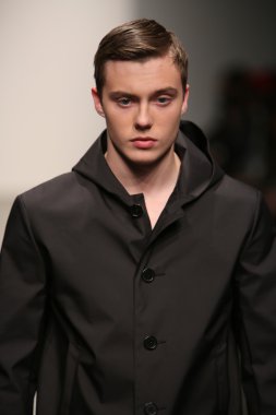 model jungwon gösteri pist yürür