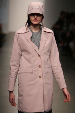 model jungwon gösteri pist yürür