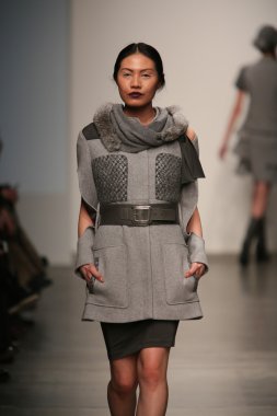 model l. pist yürür catherine gösterisi