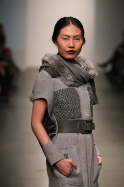 model l. pist yürür catherine gösterisi