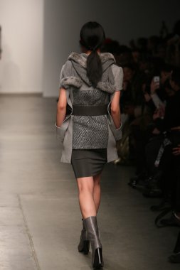 model l. pist yürür catherine gösterisi