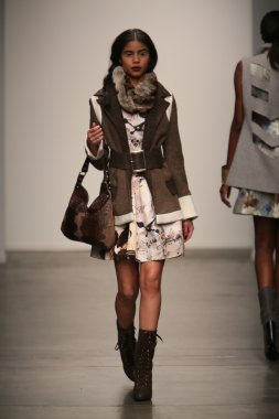 model l. pist yürür catherine gösterisi