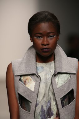 model l. pist yürür catherine gösterisi