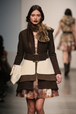 model l. pist yürür catherine gösterisi