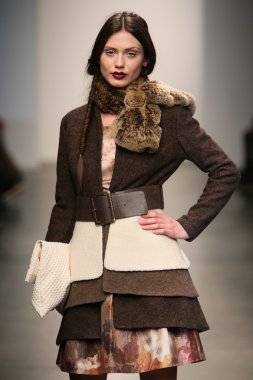 model l. pist yürür catherine gösterisi