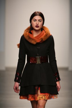 model l. pist yürür catherine gösterisi