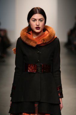 model l. pist yürür catherine gösterisi