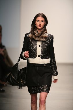 model l. pist yürür catherine gösterisi