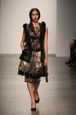 model l. pist yürür catherine gösterisi