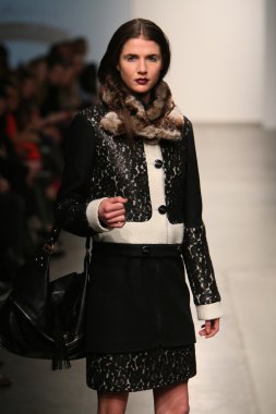 model l. pist yürür catherine gösterisi