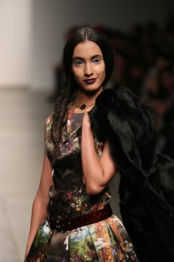 model l. pist yürür catherine gösterisi