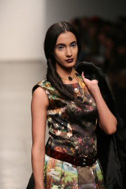 model l. pist yürür catherine gösterisi