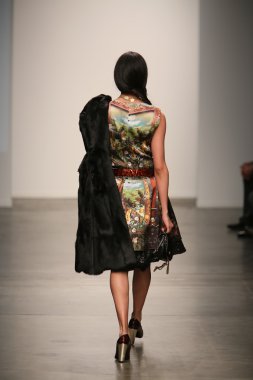 model l. pist yürür catherine gösterisi