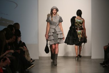 model l. pist yürür catherine gösterisi