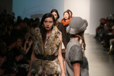 model l. pist yürür catherine gösterisi