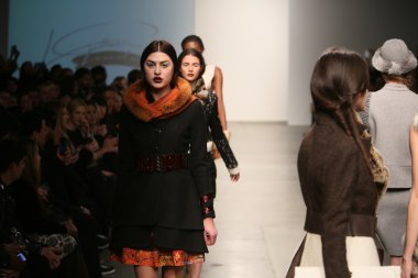 model l. pist yürür catherine gösterisi