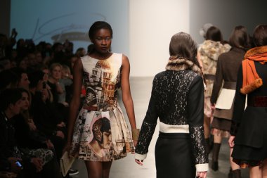 model l. pist yürür catherine gösterisi