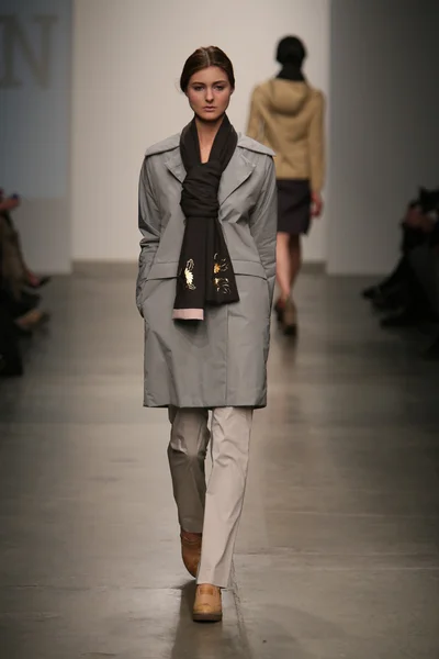 Model walks runway at Jungwon show — Stock Photo, Image