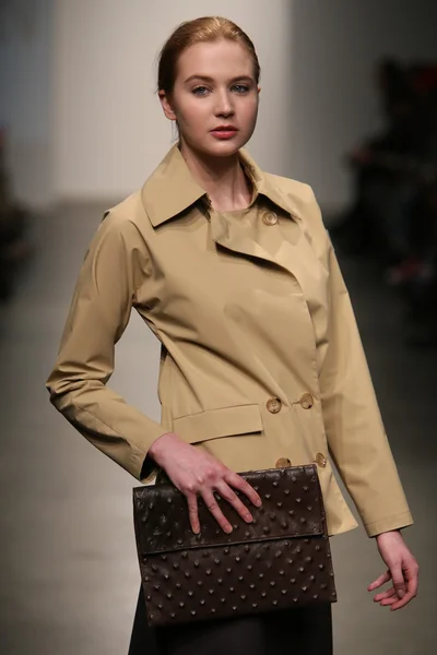 Model walks runway at Jungwon show — Stock Photo, Image