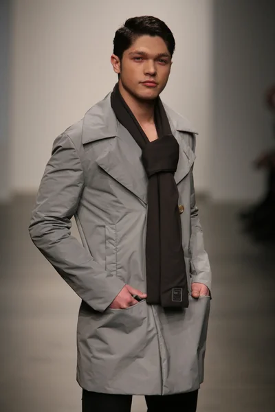 Modell sétál a kifutópálya jungwon show — Stock Fotó
