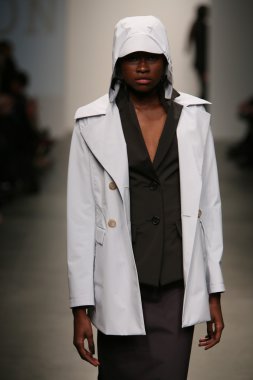 model jungwon gösteri pist yürür