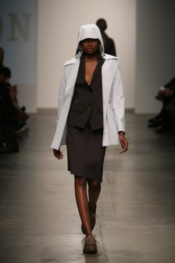 model jungwon gösteri pist yürür