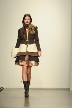 model l.catherine Londra gösterisi