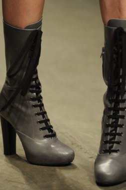 model l.catherine Londra gösterisi