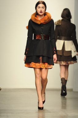 model l.catherine Londra gösterisi