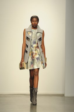 model l.catherine Londra gösterisi