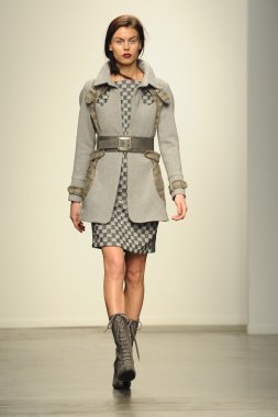 model l.catherine Londra gösterisi