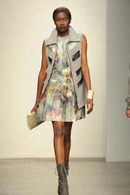 model l.catherine Londra gösterisi