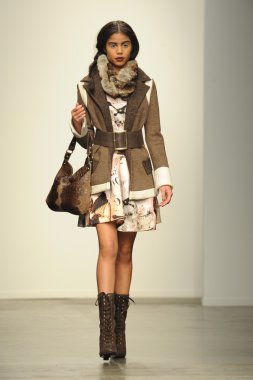 model l.catherine Londra gösterisi