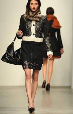 model l.catherine Londra gösterisi