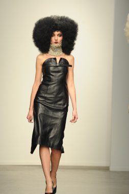 nina athanasiou Show'da model