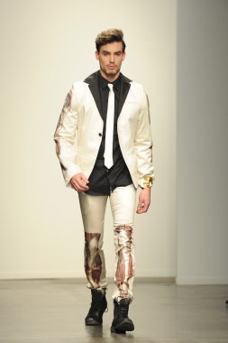 nina athanasiou Show'da model