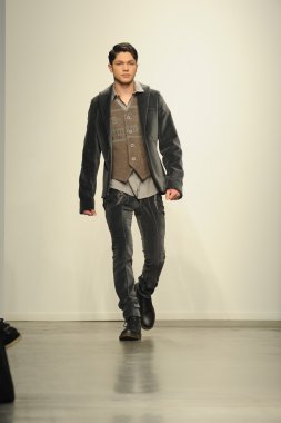 nina athanasiou Show'da model