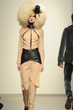 nina athanasiou Show'da model