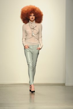nina athanasiou Show'da model