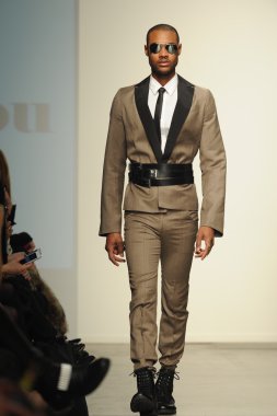 nina athanasiou Show'da model