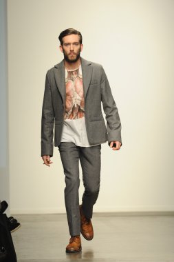 nina athanasiou Show'da model