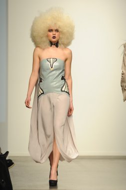 nina athanasiou Show'da model