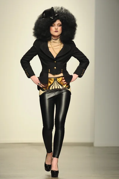 Modelo en Nina Athanasiou show — Foto de Stock