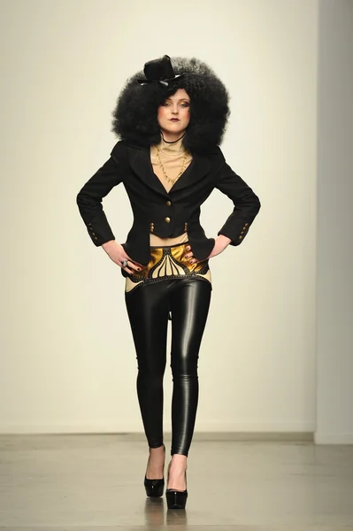 Nina athanasiou Show'da model — Stok fotoğraf