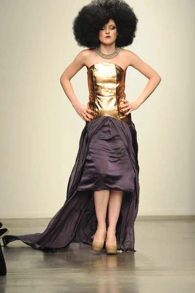 Modelo em Nina Athanasiou show — Fotografia de Stock