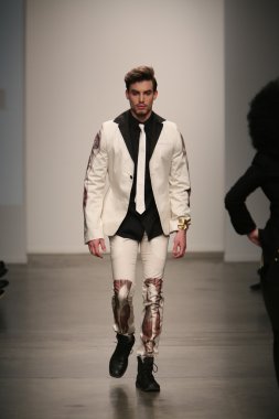 nina athanasiou Show'da model