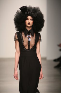 nina athanasiou Show'da model