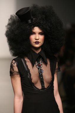 nina athanasiou Show'da model