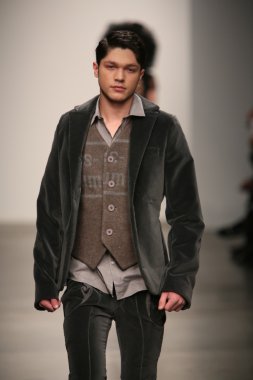 nina athanasiou Show'da model